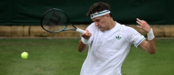Český tenista Jakub Menšík ve svém prvním vítězném utkání na Wimbledonu, dnes Menšíka ve 2. kole vyzve Marcos Giron