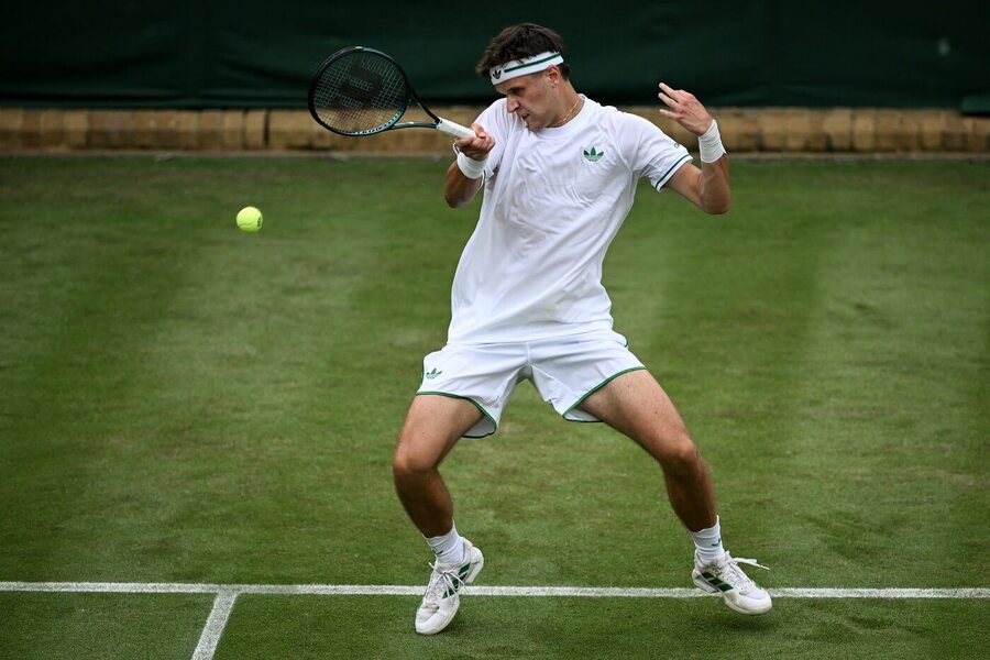 Český tenista Jakub Menšík ve svém prvním vítězném utkání na Wimbledonu, dnes Menšíka ve 2. kole vyzve Marcos Giron