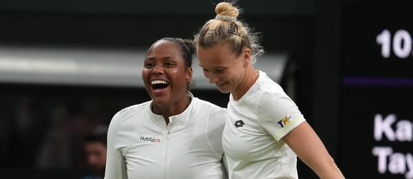 Taylor Townsend a Kateřina Siniaková ve finále čtyřhry žen na Wimbledonu, dnes hrají 2. kolo deblu 2025