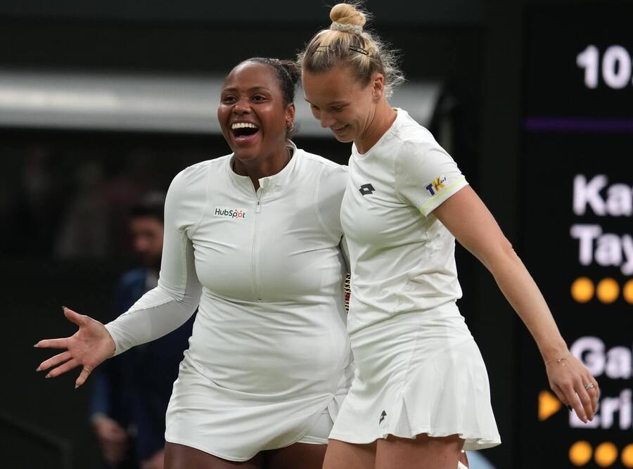 Taylor Townsend a Kateřina Siniaková ve finále čtyřhry žen na Wimbledonu, dnes hrají 2. kolo deblu 2025