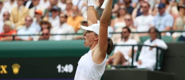 Iga Swiatek po postupu do semifinále Wimbledonu 2025, kde ji dnes vyzve Belinda Bencic