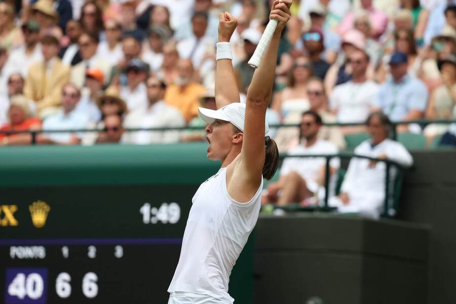 Iga Swiatek po postupu do semifinále Wimbledonu 2025, kde ji dnes vyzve Belinda Bencic