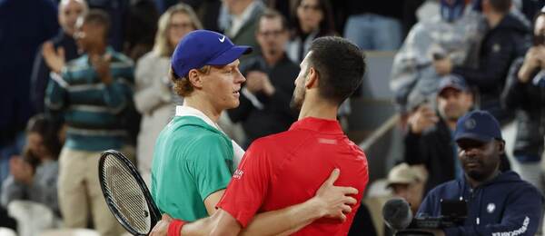 Jannik Sinner a Novak Djokovič, semifinále Roland Garros 2025
