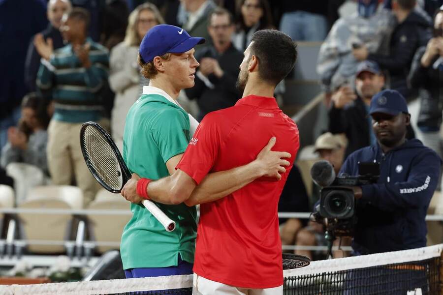 Jannik Sinner a Novak Djokovič, semifinále Roland Garros 2025