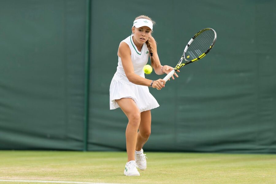 Tenis, WTA, Jana Kovačková během juniorského Wimbledonu