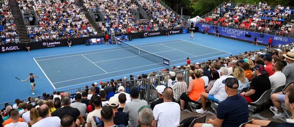 Tenistky Linda Nosková a Kateřina Siniaková během zápasu na WTA Praha, největším tenisovém turnaji v ČR.