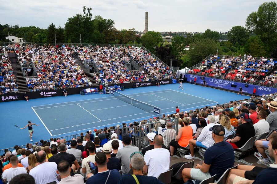 Tenistky Linda Nosková a Kateřina Siniaková během zápasu na WTA Praha, největším tenisovém turnaji v ČR.