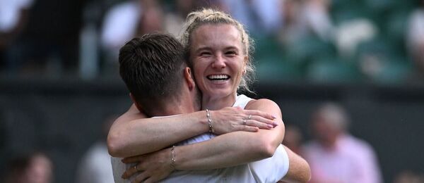 Tenis, grandslam Wimbledon, Kateřina Siniaková a Sem Verbeek se radují ze zisku titulu