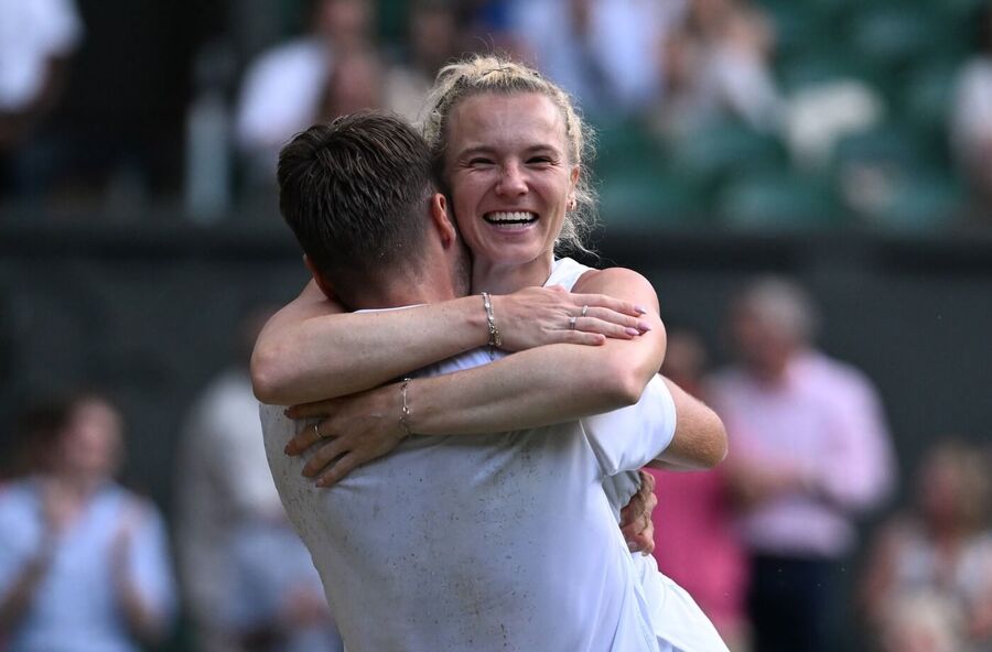 Tenis, grandslam Wimbledon, Kateřina Siniaková a Sem Verbeek se radují ze zisku titulu