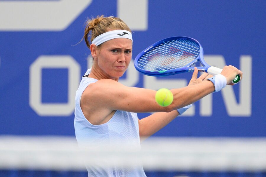 Tenis, WTA, Marie Bouzková během osmifinále v Praze, zápas proti Gao z Číny