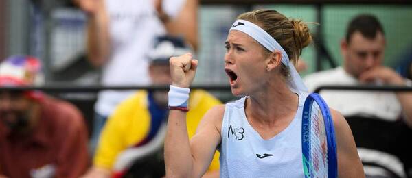 Tenis, WTA, Marie Bouzková během semifinále Prague Open proti Valentové