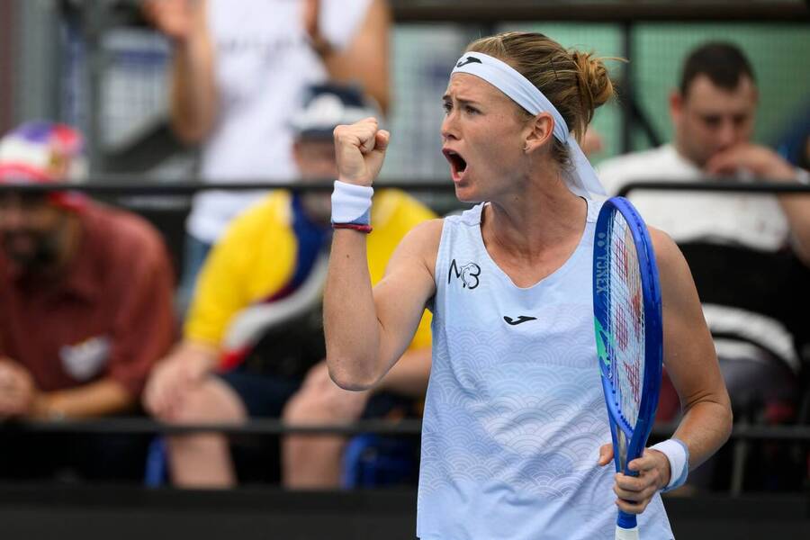 Tenis, WTA, Marie Bouzková během semifinále Prague Open proti Valentové