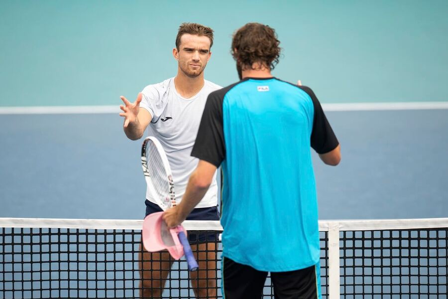 Tenisté Tomáš Macháč a Reilly Opelka po zápase na ATP Miami 2025, dnes spolu hrají v Torontu.