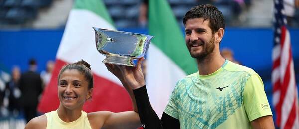 Tenis, US Open mix, pár Errani, Vavassori s pohárem pro vítěze smíšené čtyřhry