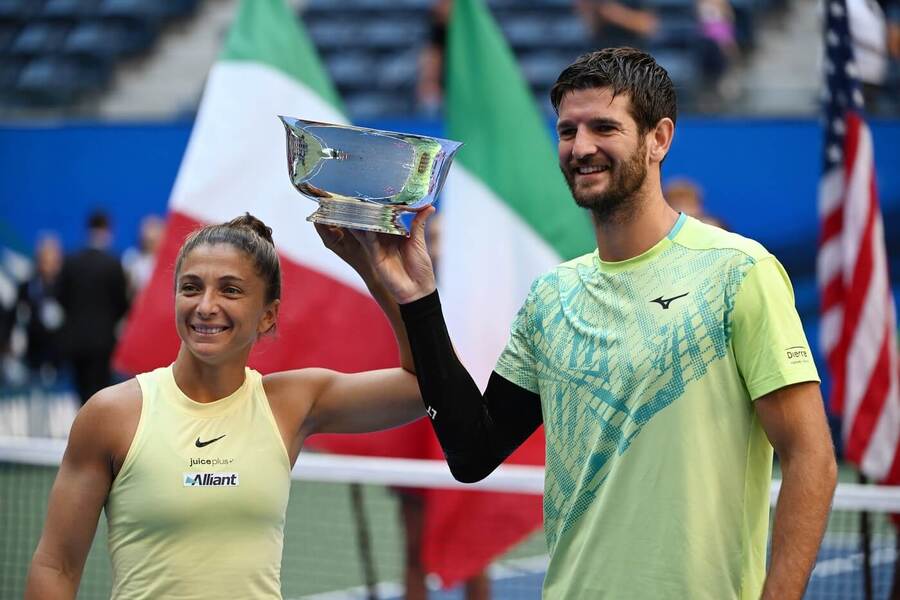 Tenis, US Open mix, pár Errani, Vavassori s pohárem pro vítěze smíšené čtyřhry
