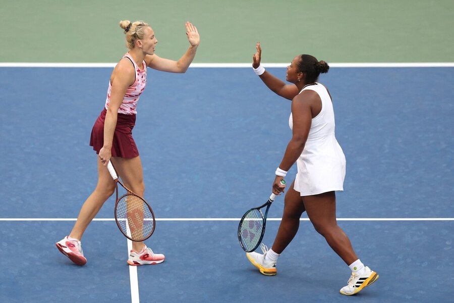 Tenis, WTA, Kateřina Siniaková s Taylor Townsend během semifinále grandslamu US Open, New York