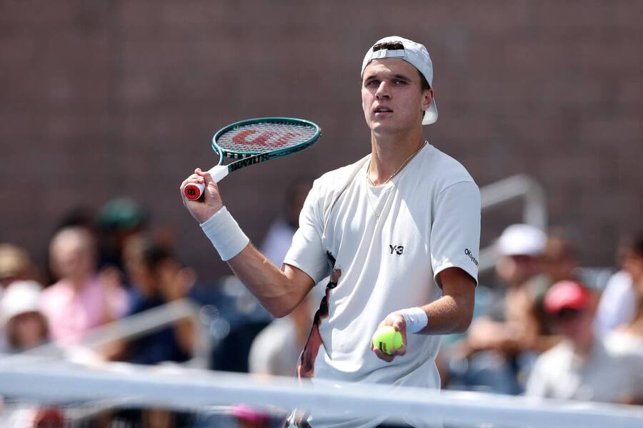 Český tenista Jakub Menšík ve vítězném utkání 1. kola US Open 2025, dnes si v New Yorku zahraje 2. kolo proti Ugu Blanchetovi.