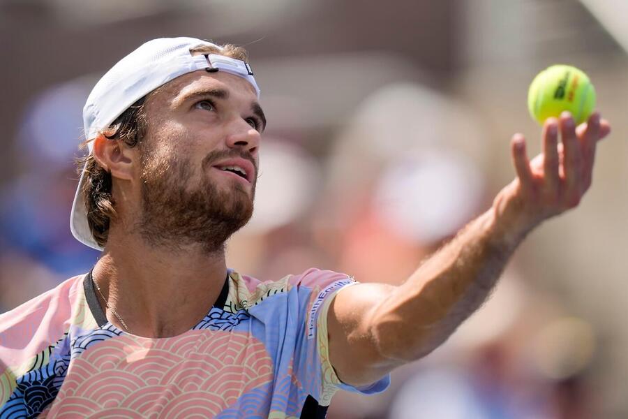 Český tenista Tomáš Macháč podává proti Joau Fonsecovi ve 2. kole US Open 2025, Macháč dnes hraje 3. kolo s Ugem Blanchetem