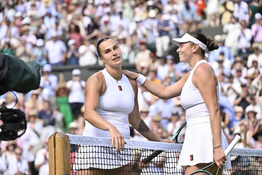 Aryna Sabalenka a Amanda Anisimova po semifinále Wimbledonu 2025. Dnes se obě utkají ve finále US Open 2025.