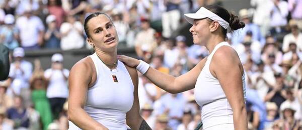 Aryna Sabalenka a Amanda Anisimova po semifinále Wimbledonu 2025. Dnes se obě utkají ve finále US Open 2025.