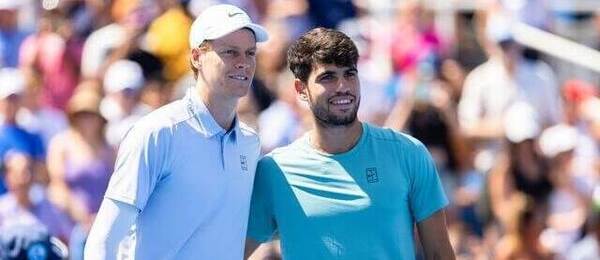 Jannik Sinner a Carlos Alcaraz před finále v Cincinnati, dnes hrají o titul na US Open 2025.