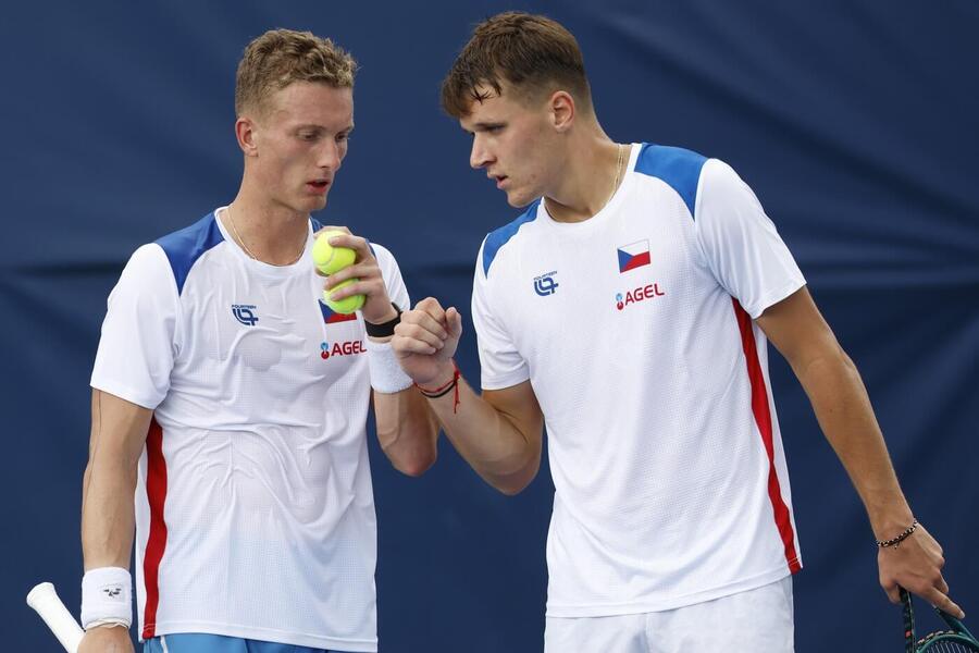 Čeští tenisté Jiří Lehečka a Jakub Menšík během přípravy na utkání Davis Cupu 2025 proti USA