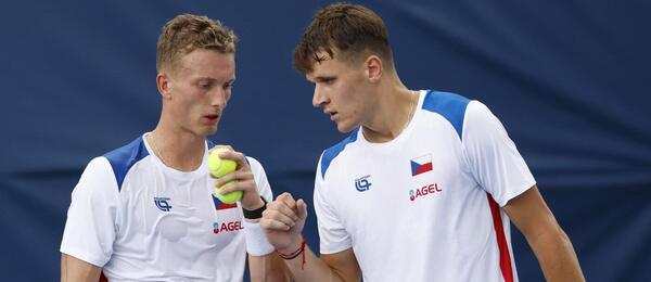 Čeští tenisté Jiří Lehečka a Jakub Menšík během přípravy na utkání Davis Cupu 2025 proti USA