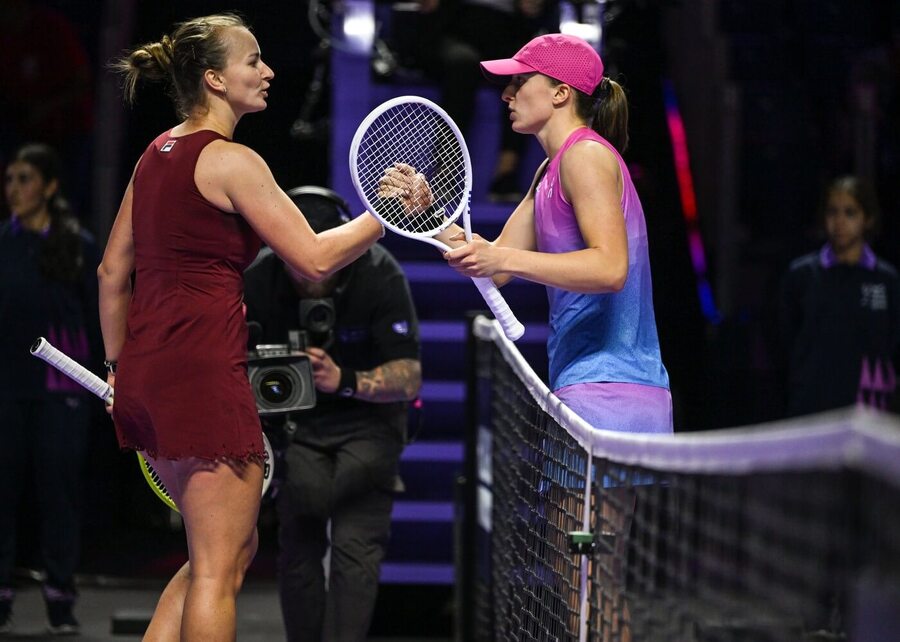Barbora Krejčíková a Iga Swiatek po zápase na Turnaji mistryň, dnes se obě utkají ve čtvrtfinále WTA Soul 2025