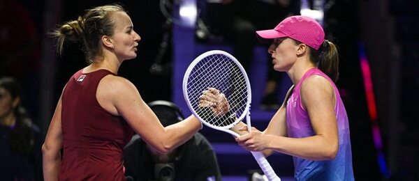 Barbora Krejčíková a Iga Swiatek po zápase na Turnaji mistryň, dnes se obě utkají ve čtvrtfinále WTA Soul 2025