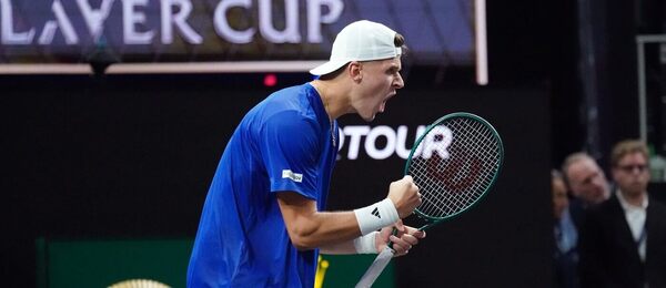 Tenis, Laver Cup, Jakub Menšík slaví v zápase proti Alexi Michelsenovi v San Franciscu