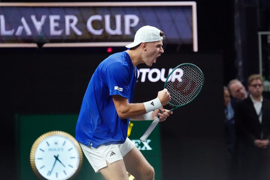 Tenis, Laver Cup, Jakub Menšík slaví v zápase proti Alexi Michelsenovi v San Franciscu