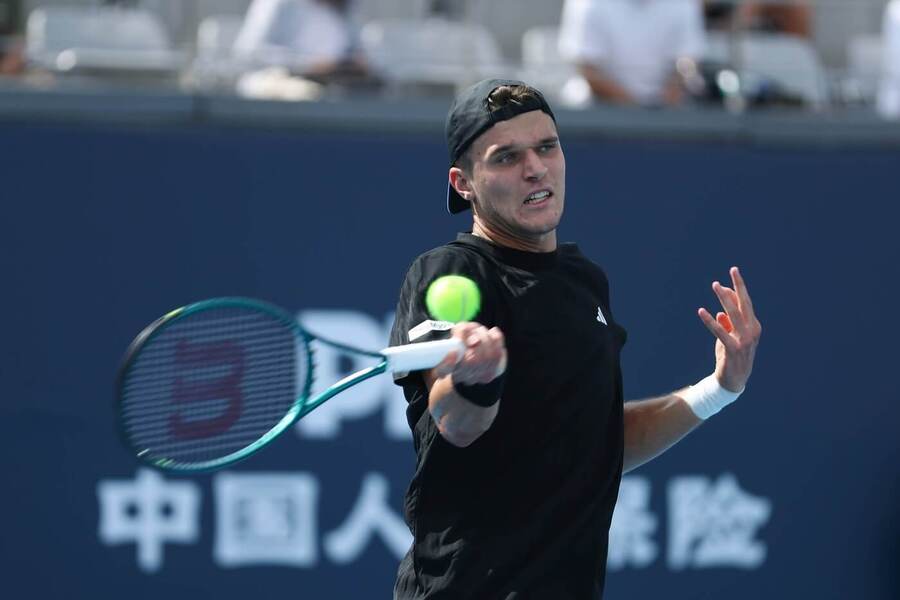 Tenis, ATP, Jakub Menšík na turnaji v Pekingu, zápas proti Kecmanovicovi