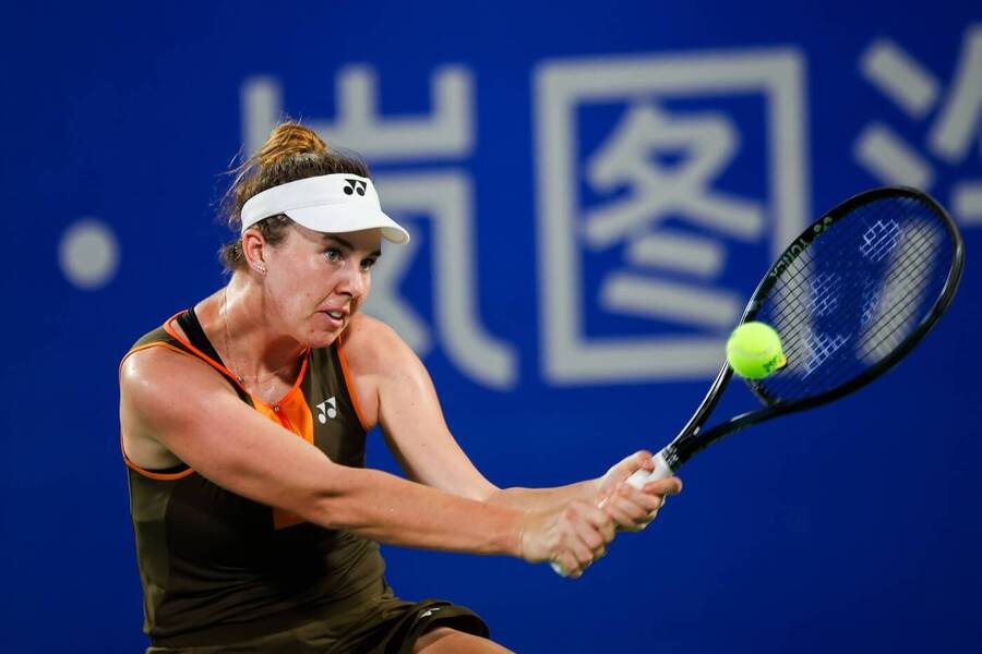 Linda Nosková ve vítězném zápase proti Naomi Osace na WTA 1000 Wuhan Open 2025, kde dnes v osmifinále vyzve Elenu Rybakinu