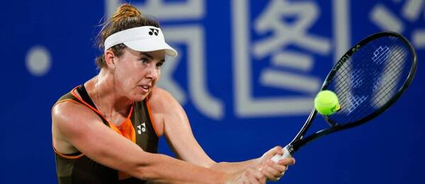 Linda Nosková ve vítězném zápase proti Naomi Osace na WTA 1000 Wuhan Open 2025, kde dnes v osmifinále vyzve Elenu Rybakinu