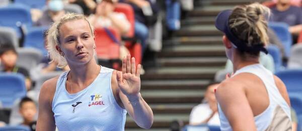 Kateřina Siniaková a Storm Hunter ve vítězném semifinále Wuhan Open 2025, dnes hrají finále