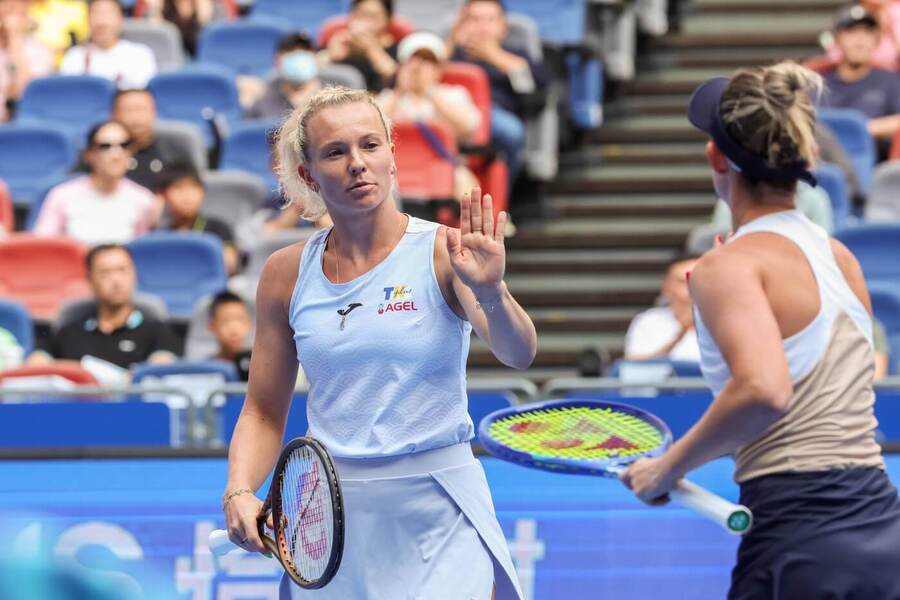 Kateřina Siniaková a Storm Hunter ve vítězném semifinále Wuhan Open 2025, dnes hrají finále
