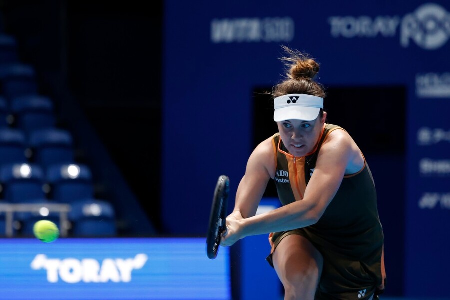 Česká tenistka Linda Nosková na turnaji WTA 500 Tokio 2025, kde ji dnes v semifinále vyzve Elena Rybakina