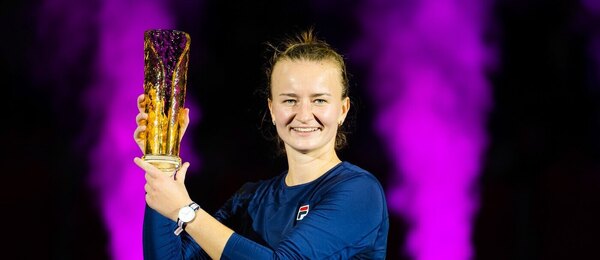 Tenis, WTA, Barbora Krejčíková s trofejí pro vítězku turnaje WTA v Ostravě Tenis, WTA, Barbora Krejčíková s trofejí pro vítězku turnaje WTA v Ostravě