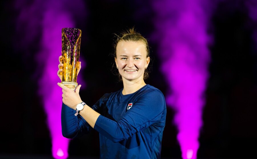 Tenis, WTA, Barbora Krejčíková s trofejí pro vítězku turnaje WTA v Ostravě Tenis, WTA, Barbora Krejčíková s trofejí pro vítězku turnaje WTA v Ostravě