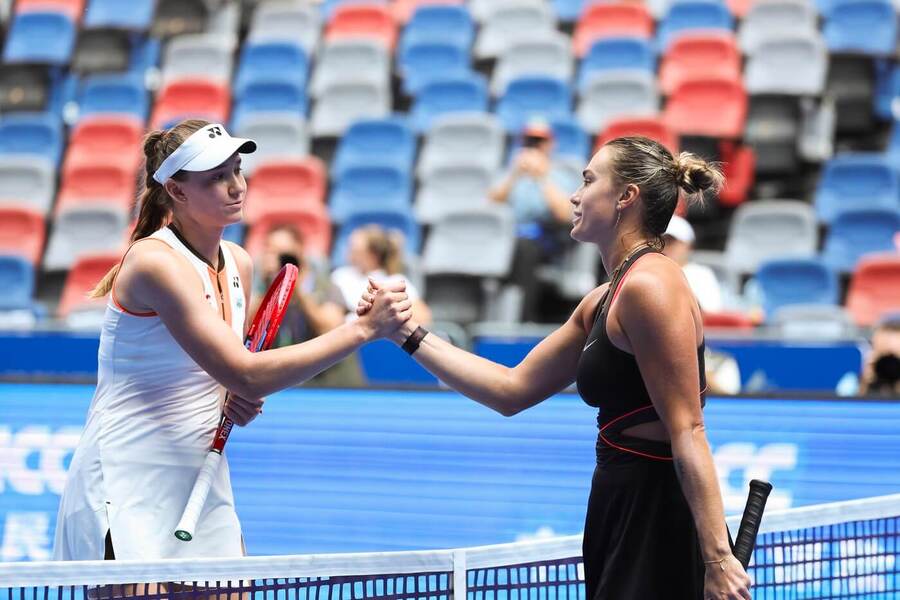 Tenis, WTA, Aryna Sabalenka a Elena Rybakina po zápase ve Wuhanu