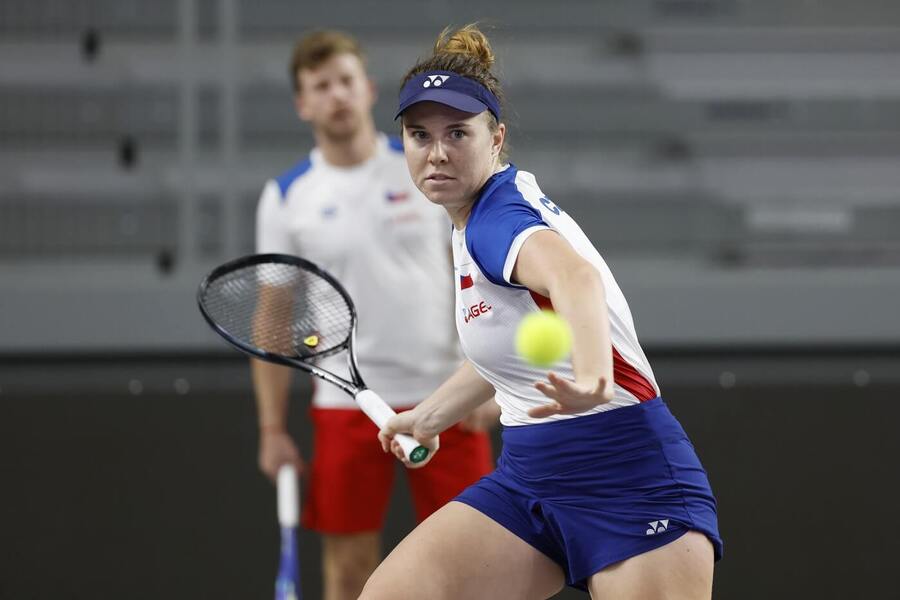 Česká tenistka Linda Nosková během tréninku na baráž BJK Cupu 2025. Jaký je program a výsledky play off?