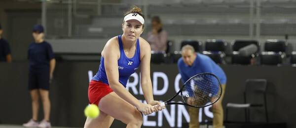 Linda Nosková během druhého zápasu proti Kolumbii, baráž BJK Cupu 2025