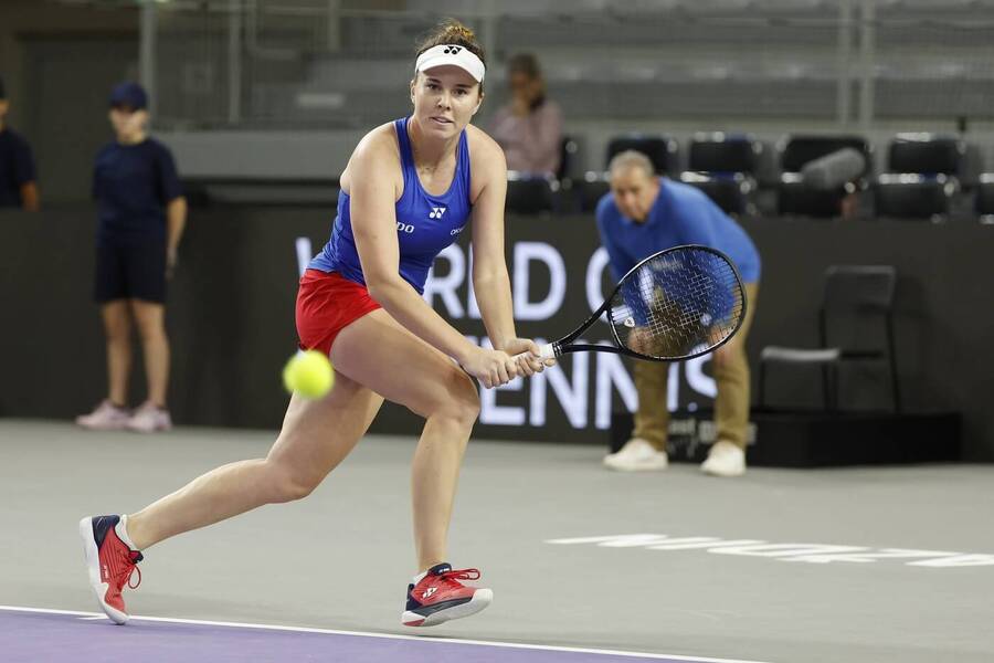 Linda Nosková během druhého zápasu proti Kolumbii, baráž BJK Cupu 2025