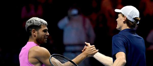 Carlos Alcaraz a Jannik Sinner na exhibici Six Kings Slam 2025