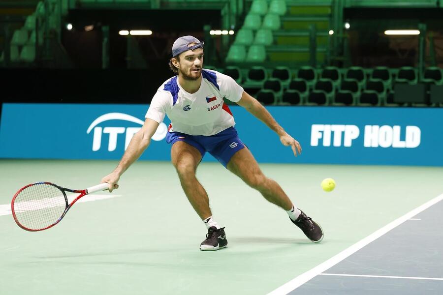 Tenista Tomáš Macháč v přípravě na zápas Česko vs. Španělsko na finálovém turnaji Davis Cupu 2025 v Bologni