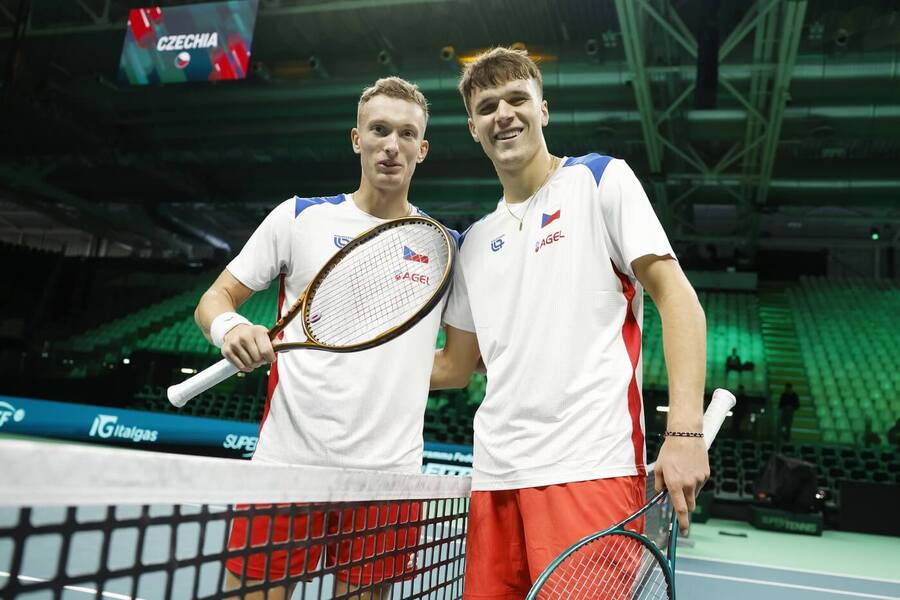 Čeští tenisté Jiří Lehečka a Jakub Menšík před zápasem Davisova poháru 2025 proti Španělsku