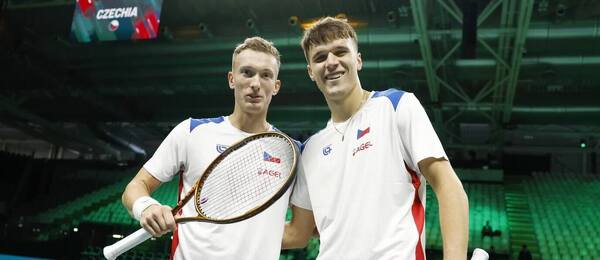 Čeští tenisté Jiří Lehečka a Jakub Menšík před zápasem Davisova poháru 2025 proti Španělsku