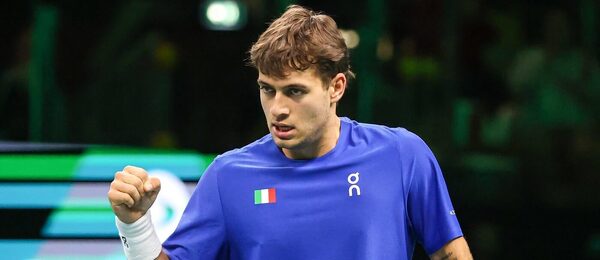 Italský tenista Flavio Cobolli ve vítězném zápase Davis Cupu 2025; Itálie dnes hraje semifinále proti Belgii