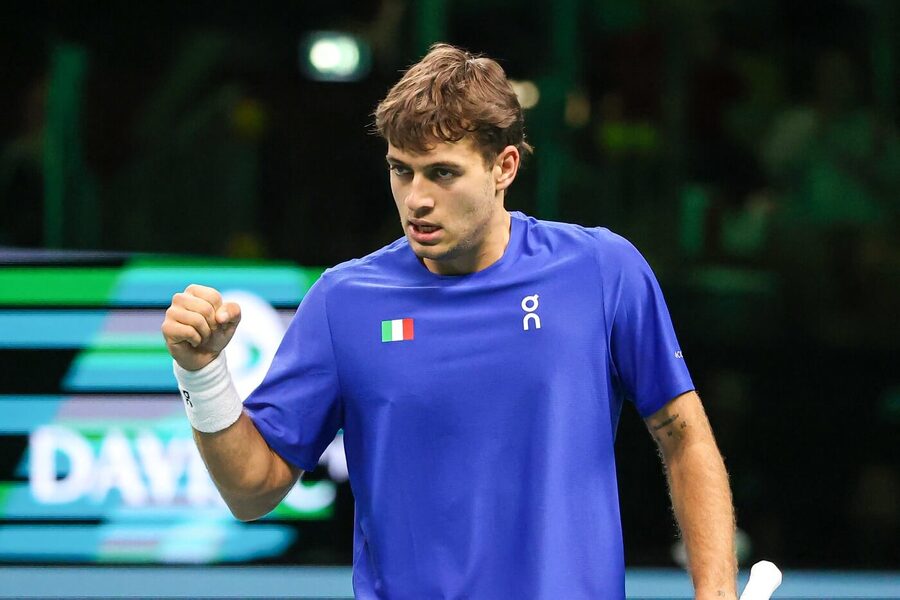 Italský tenista Flavio Cobolli ve vítězném zápase Davis Cupu 2025; Itálie dnes hraje semifinále proti Belgii