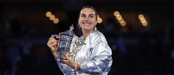 Tenis, WTA, Aryna Sabalenka s trofejí pro vítězku US Open, New York, grandslam